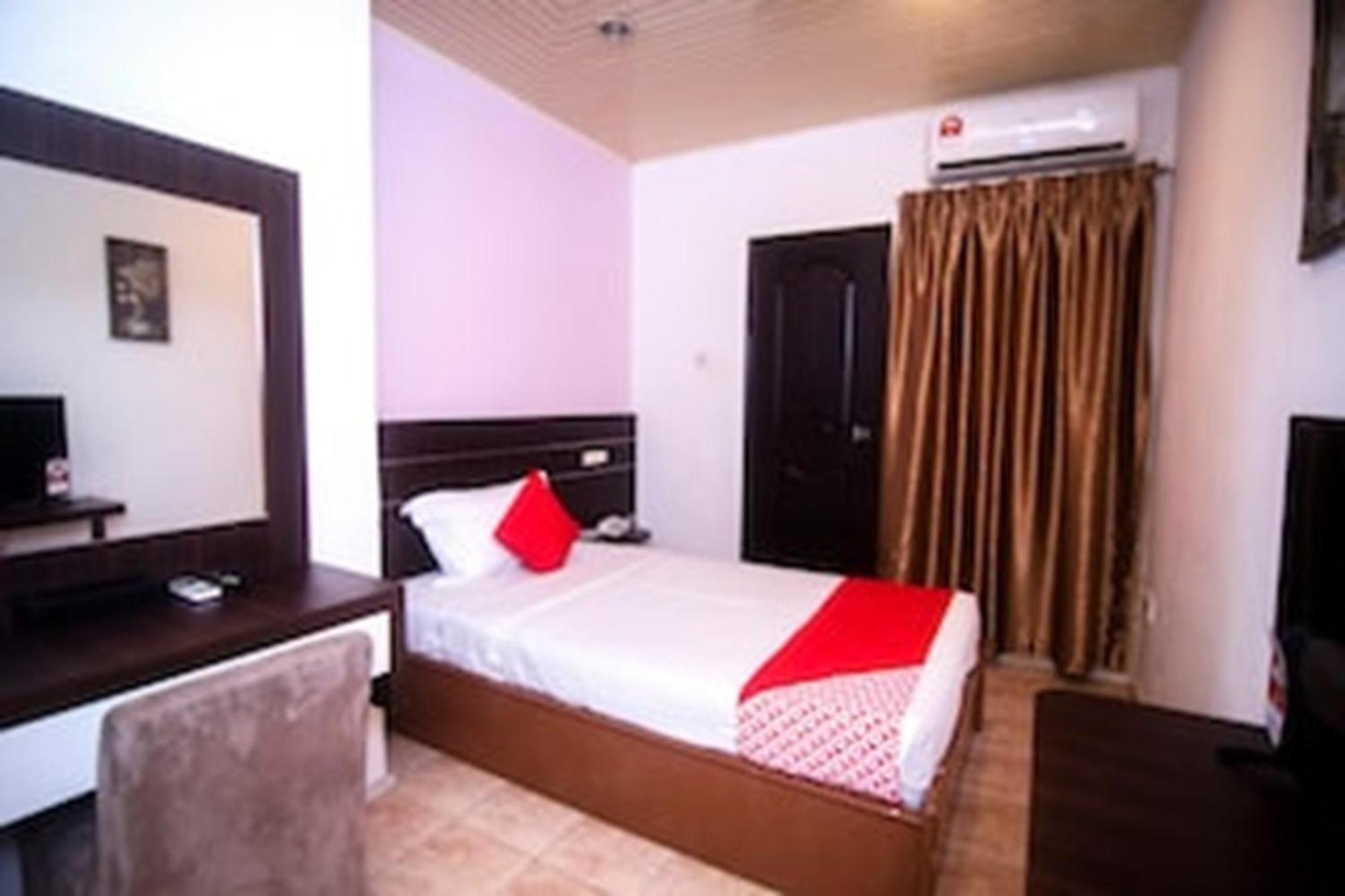 Super Oyo 991 Mayfair Hotel Kuching Exterior foto